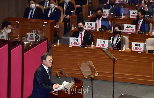 [잡담] 민주당이 시정연설때 박수 안쳐줘서 계엄했다는 윤석열, 문재인 정권때 국짐은 시정연설때 뭐했는지 알아보자 | 인스티즈