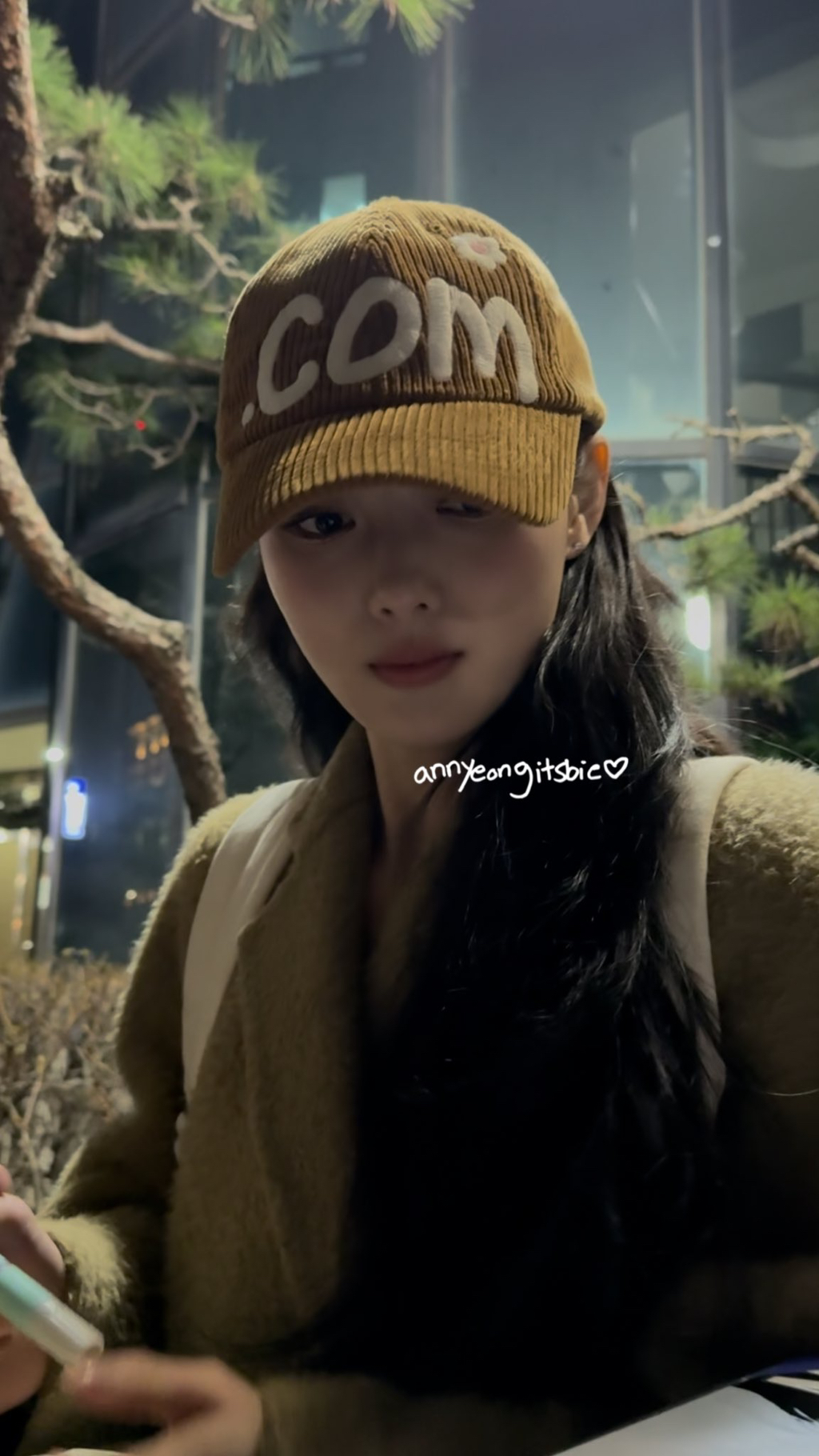 [잡담] 김유정 더시즌스 퇴근길 싸인 받는 시점 | 인스티즈