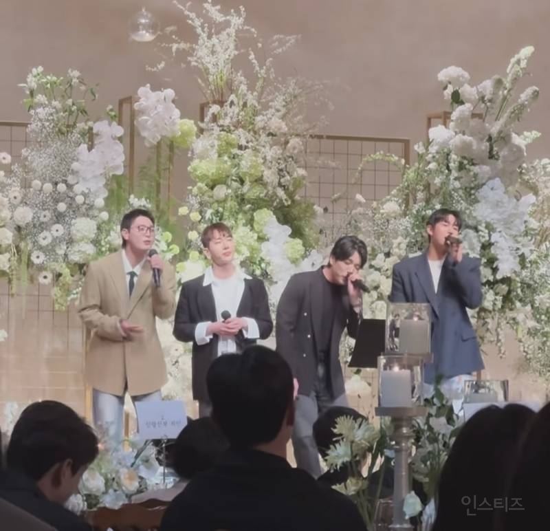  부케받고 축가도 불러주는 친구.jpg