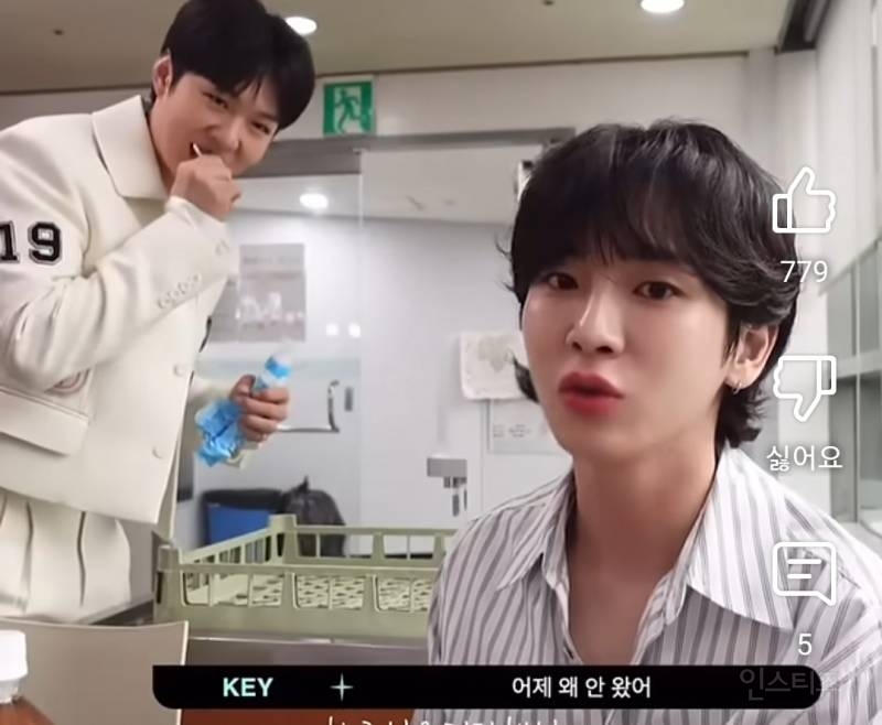  축가 가느라 본방을 안온 이창섭.jpg