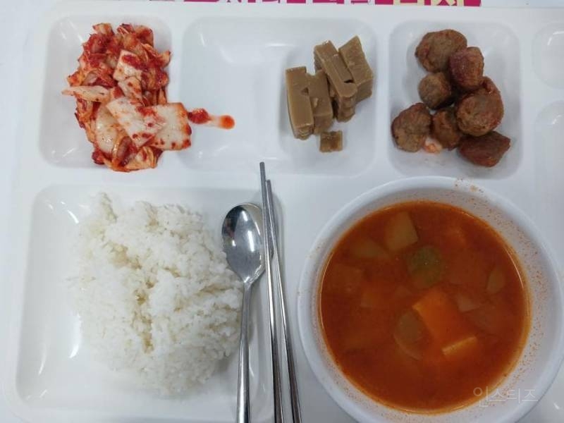 괜찮은지 별로인지 의견이 갈린다는 회사 점심 메뉴 | 인스티즈