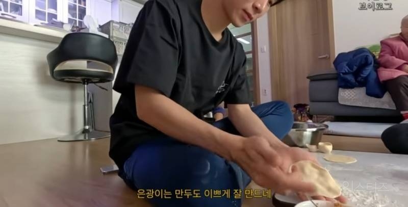 의외로 만두를 잘 빚는거같은 남돌.jpg | 인스티즈
