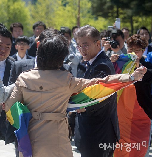 행동하는 성소수자인권연대 : 사과 요구에 대한 답이 연행입니까? | 인스티즈