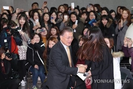 오늘자 숙명여대 방문한 문재인 | 인스티즈