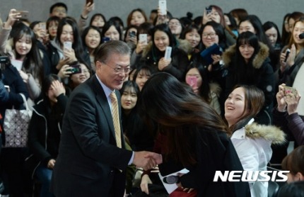 오늘자 숙명여대 방문한 문재인 | 인스티즈