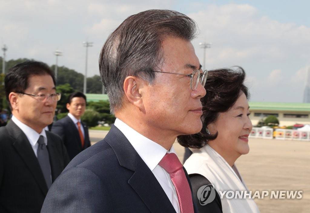 미국으로 출국한 문재인 대통령과 김정숙 여사 | 인스티즈