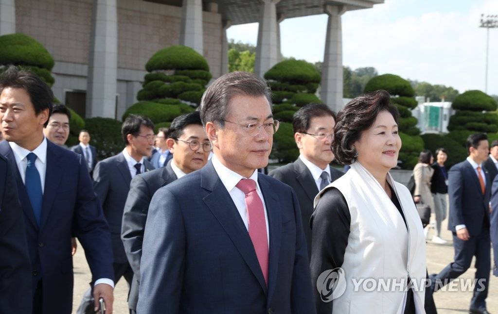 미국으로 출국한 문재인 대통령과 김정숙 여사 | 인스티즈