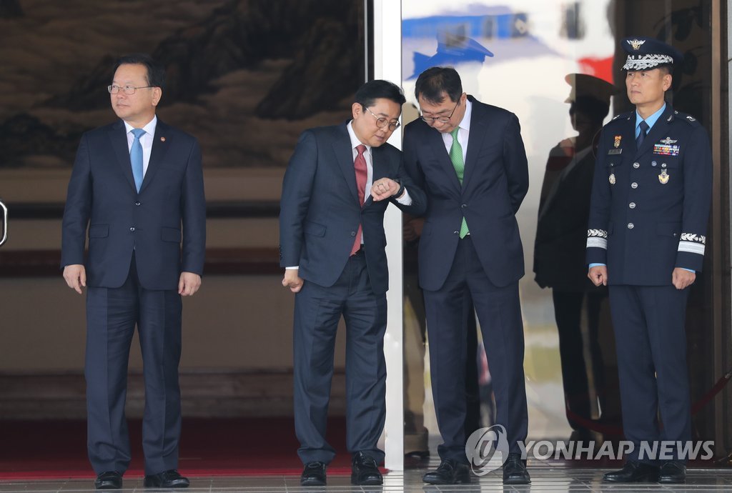 미국으로 출국한 문재인 대통령과 김정숙 여사 | 인스티즈