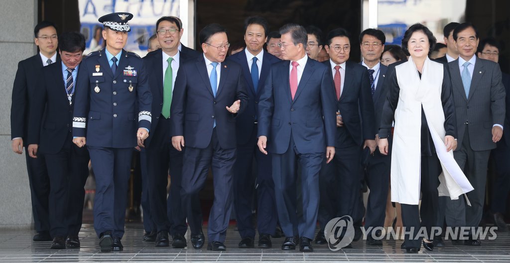 미국으로 출국한 문재인 대통령과 김정숙 여사 | 인스티즈