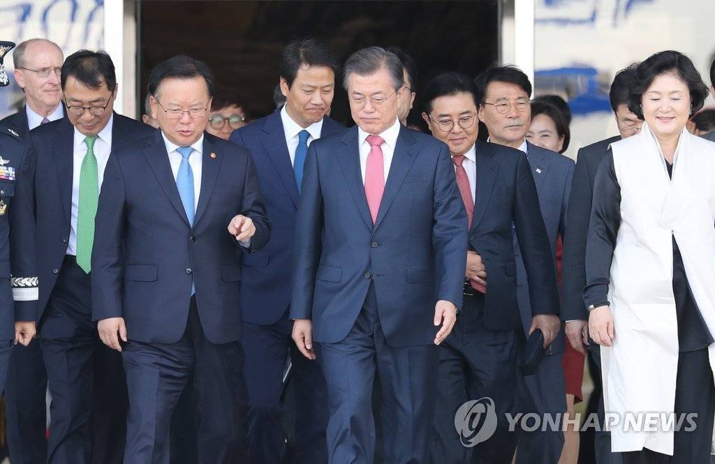 미국으로 출국한 문재인 대통령과 김정숙 여사 | 인스티즈