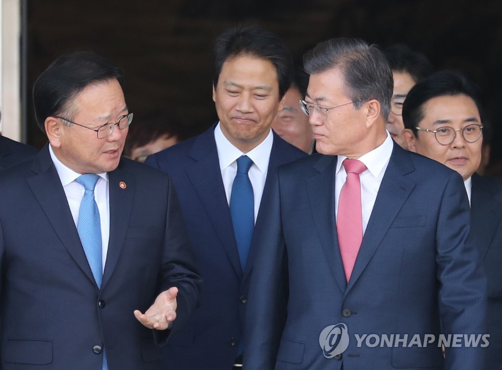 미국으로 출국한 문재인 대통령과 김정숙 여사 | 인스티즈