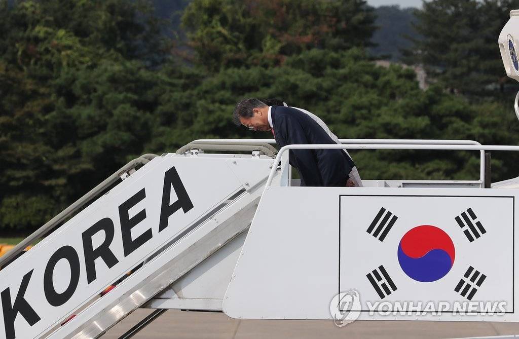 미국으로 출국한 문재인 대통령과 김정숙 여사 | 인스티즈