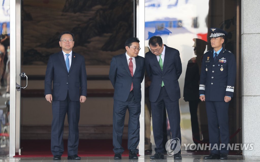 미국으로 출국한 문재인 대통령과 김정숙 여사 | 인스티즈