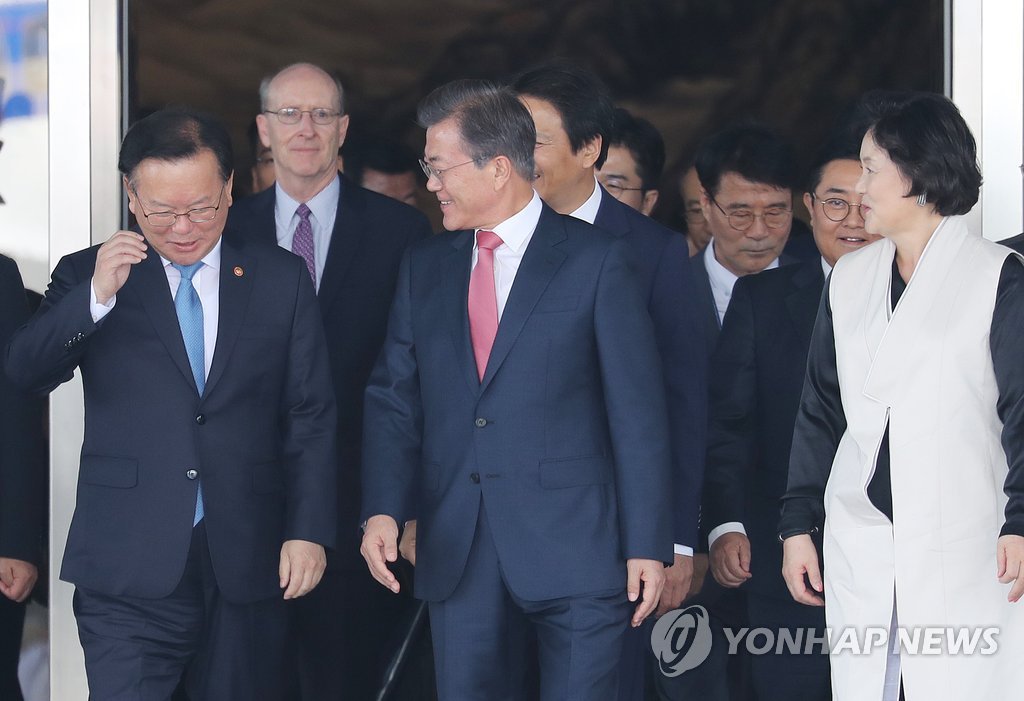 미국으로 출국한 문재인 대통령과 김정숙 여사 | 인스티즈