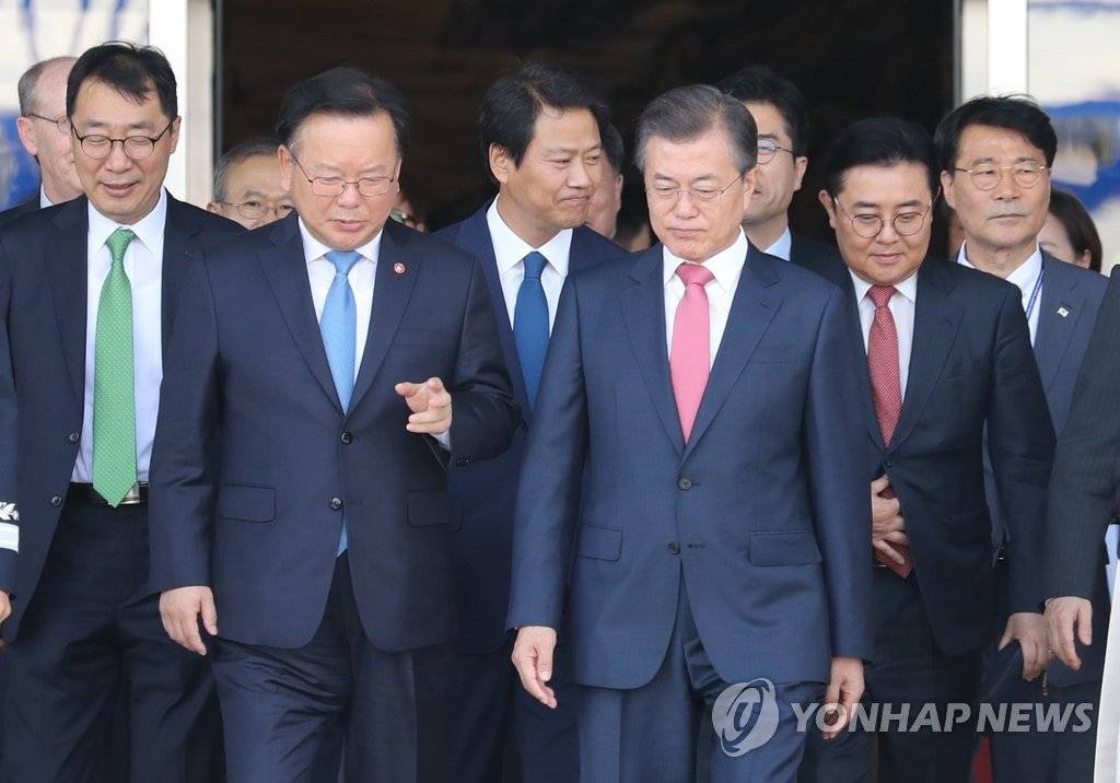 미국으로 출국한 문재인 대통령과 김정숙 여사 | 인스티즈