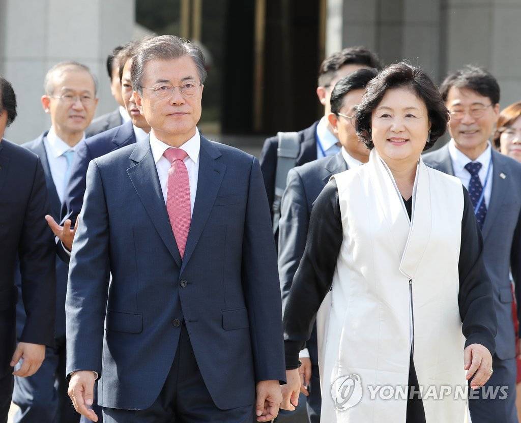 미국으로 출국한 문재인 대통령과 김정숙 여사 | 인스티즈