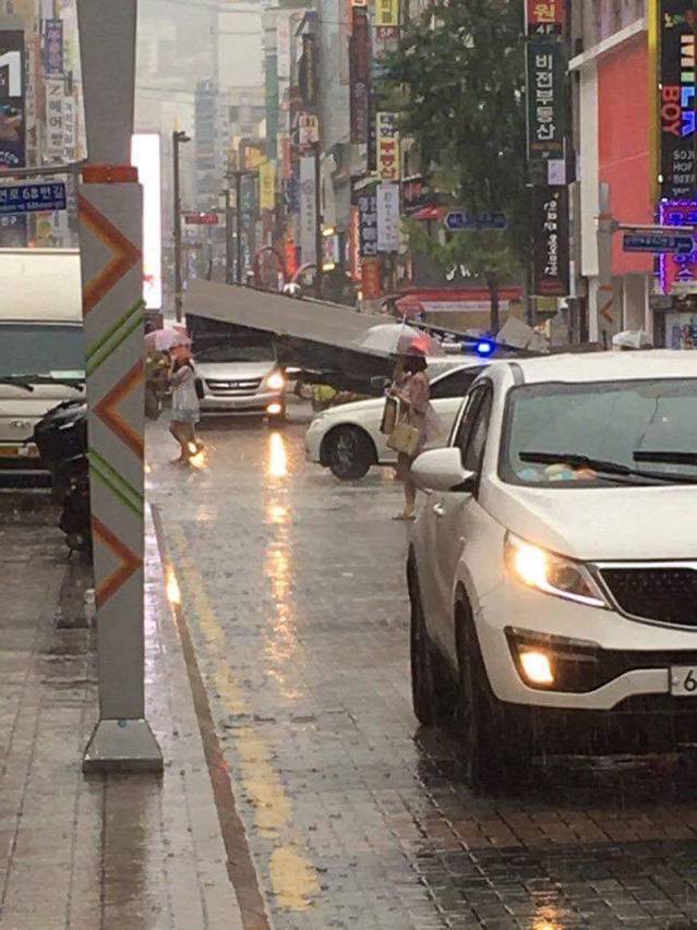 부산 서면 1번가 간판 추락 | 인스티즈