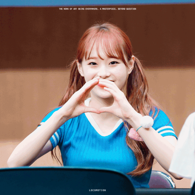 The newest 'heart' trend after the finger heart is the 'Chuu heart', made  by LOO??'s Chuu! | allkpop