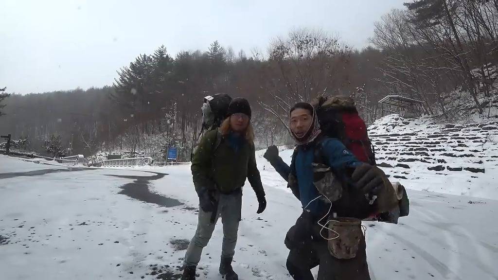 [이거왜하는지모르겠는데] 영하 -10도에서 설산 노숙하며 살아남기 | 인스티즈