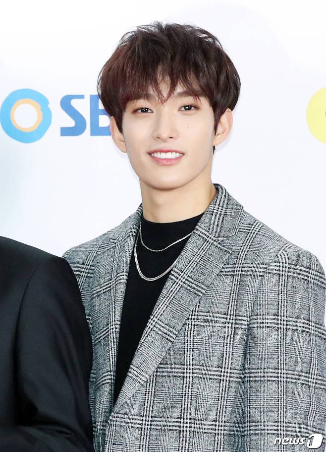 [단독] 세븐틴 도겸, 뮤지컬 배우 데뷔..'엑스칼리버' 주연 발탁 | 인스티즈