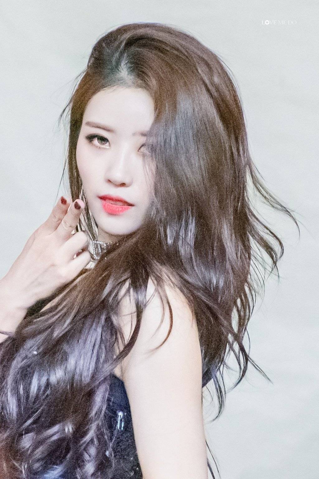 검정 빤짝이 의상의 러블리즈 미주.jpgif | 인스티즈