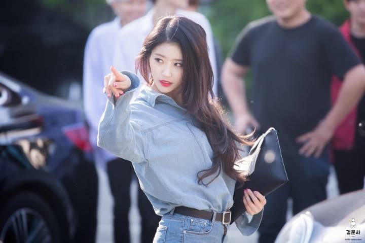 출근길에 엄청 까불까불하는 청청패션 러블리즈 미주.jpgif | 인스티즈