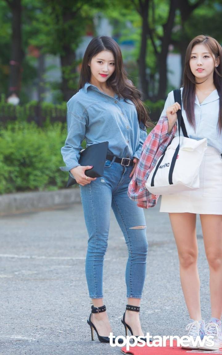 출근길에 엄청 까불까불하는 청청패션 러블리즈 미주.jpgif | 인스티즈