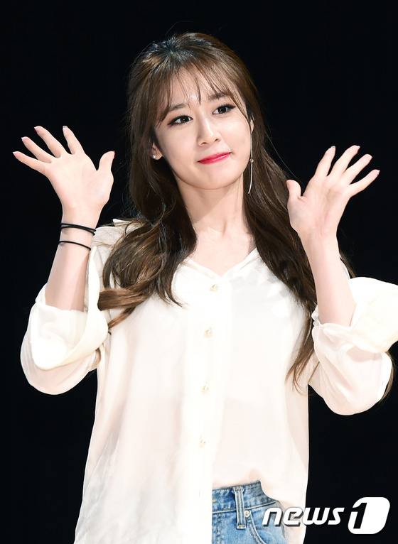 티아라 지연, '인형의 손인사~'