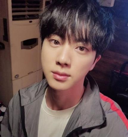 방탄소년단 진, 여심 사로잡는 초근접 셀카 “족발 먹고 잠. 히히”