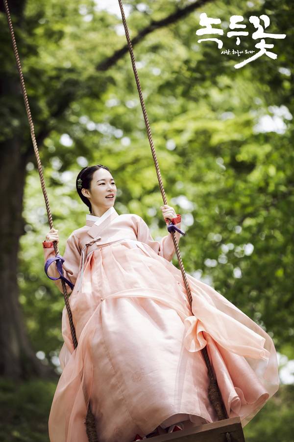 저고리랑 치마를 같은 색으로 통일하면 촌스럽다는 편견을 깬 녹두꽃 한예리 한복 | 인스티즈