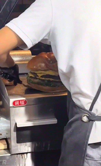  도전욕구가 샘솟는 초대형 햄버거.gif