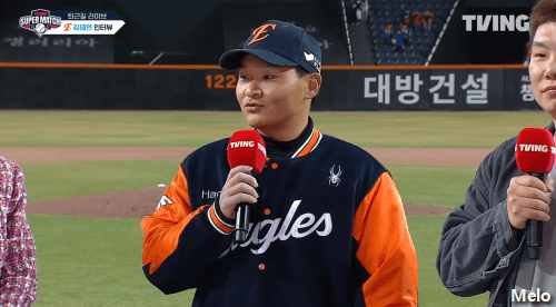  경기 후 김태연을 뒤에서 들어 올리는 코디 폰세.gif
