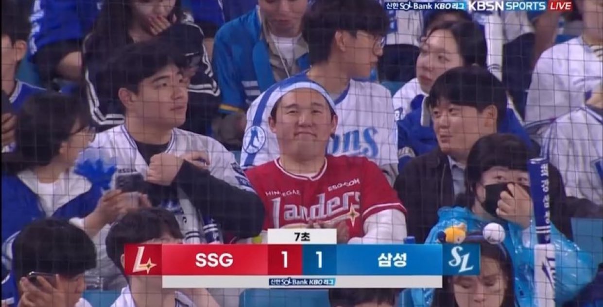 어제자 삼성 vs ssg 경기 응원석에 나타난 등대 .jpgif | 인스티즈