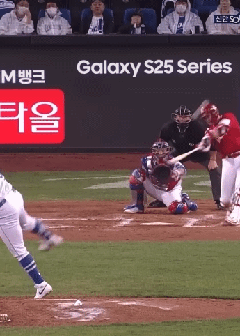  어제자 삼성 vs ssg 경기 응원석에 나타난 등대 .jpgif