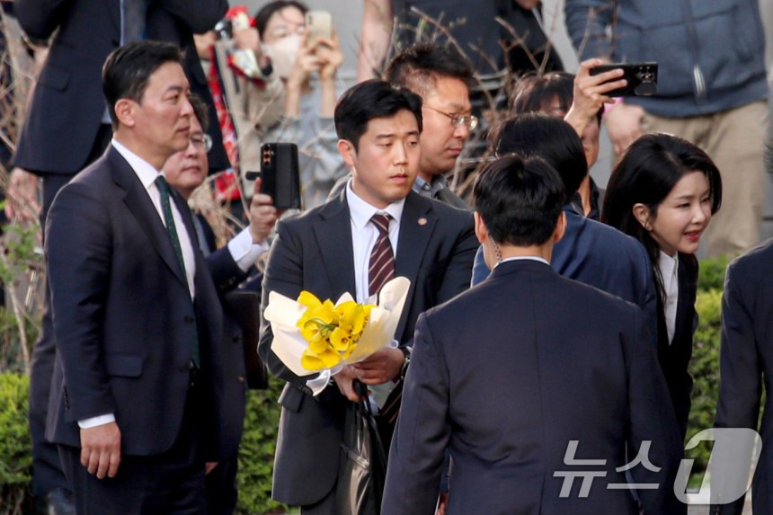 김건희 여사 경호하는 김성훈 경호처 차장 [포토] | 인스티즈