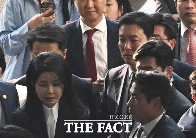  김건희 여사 경호하는 김성훈 경호처 차장 [포토]