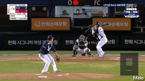 심판을 향한 염경엽 감독의 배치기.gif | 인스티즈