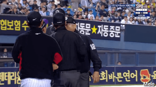 심판을 향한 염경엽 감독의 배치기.gif | 인스티즈