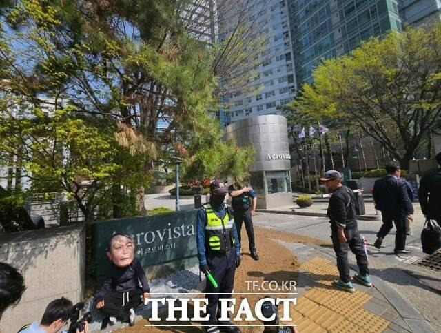 아크로비스타 앞 퍼포먼스 | 인스티즈