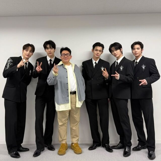  방시혁, 볼수록 놀라워…다이어트 후 허리가 &apos;완벽 한 줌&apos;1