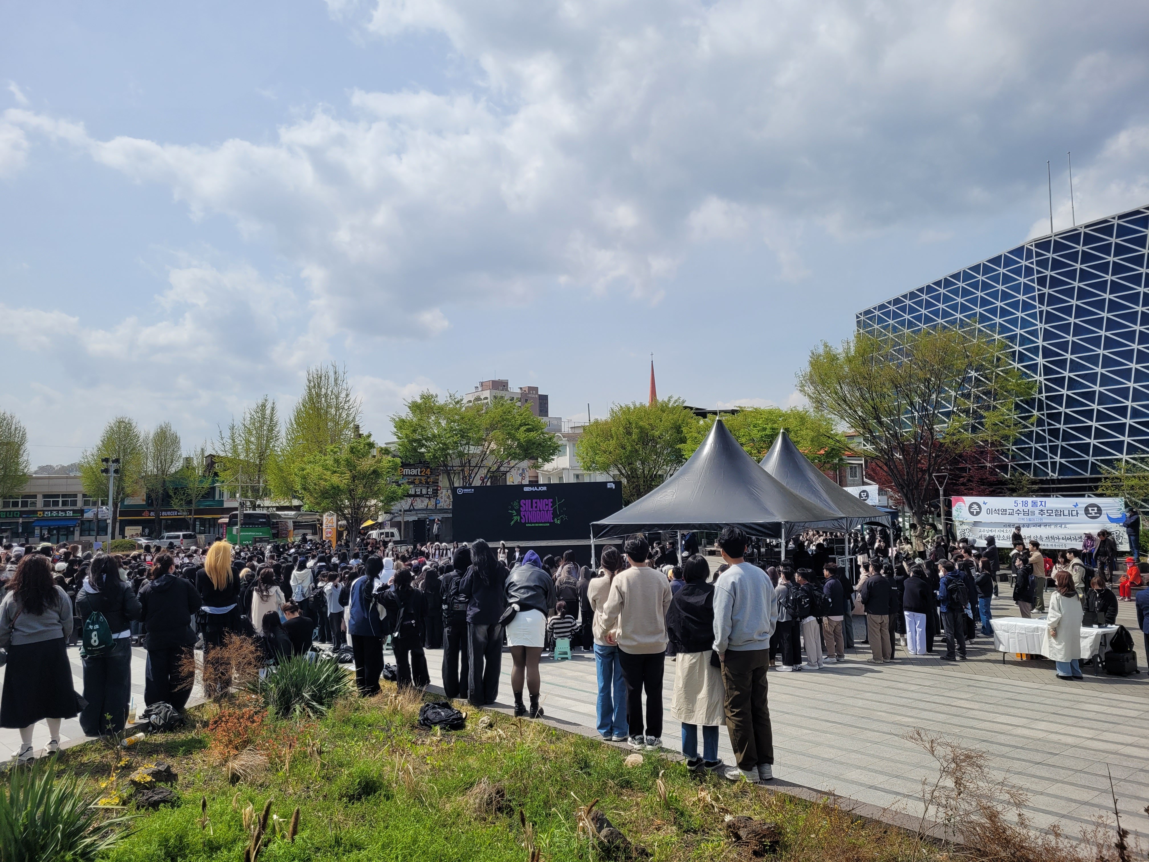 서울이 아닌 전라도 전주까지 내려가서 신곡 최초 공개한 아이돌...jpg | 인스티즈