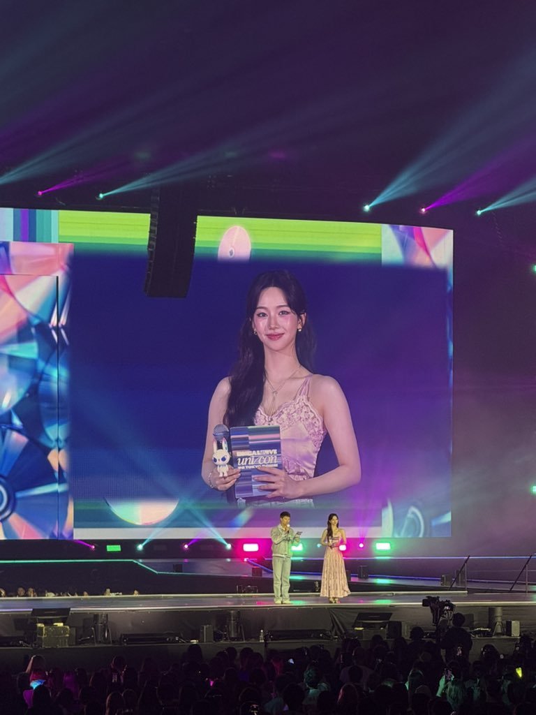 오늘 도쿄돔 인기가요 스페셜 MC 카리나 | 인스티즈