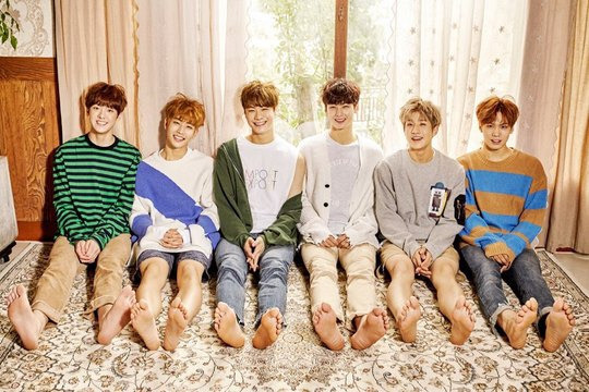  아스트로 前멤버 라키, 탈퇴 2년만 완전체 콘서트 합류 멤버들과 논의 끝”